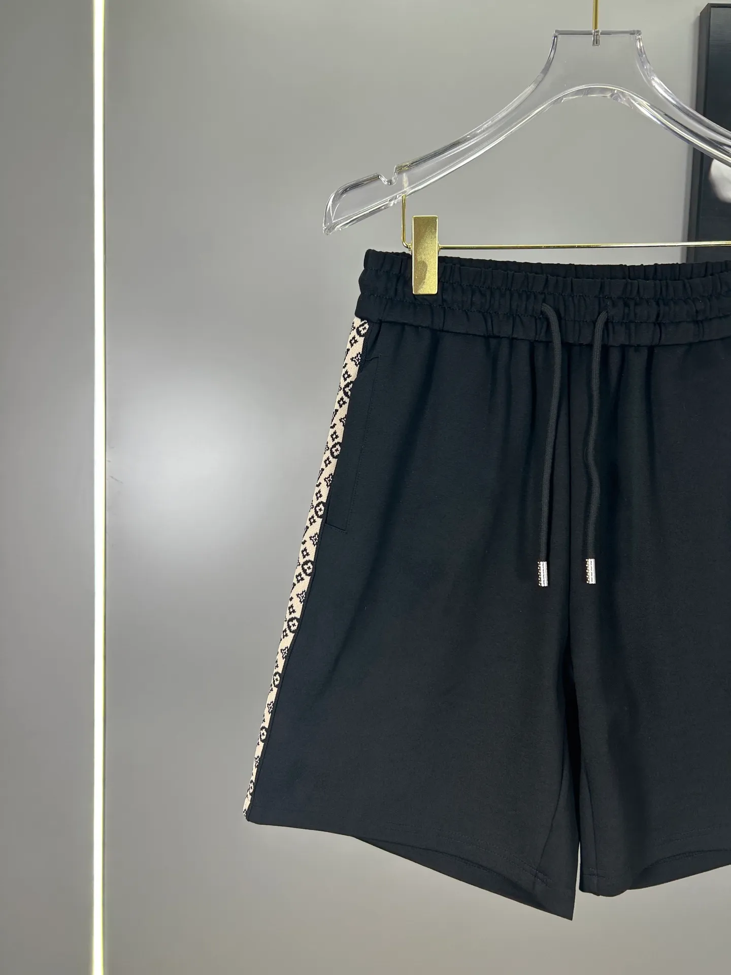 🅿️240 (high-end original specification version) Louis Vuitton LV 2025ss trade channel goods. Ribbon casual sports shorts. An irresistible classic style with a casual and fashionable touch. Simplified proportional tailoring creates a casual and versatile fit. The customer-supplied high-density 400g fabric is different from traditional knitted cotton fabrics. It feels soft and delicate, has a better texture, is comfortable and skin-friendly, anti-wrinkle and breathable. Modern classic urban benchmark with a new image. The drawstring waist design highlights the charm of sports and leisure. It shows the youthful and exuberant expression. Lazy and sexy... Size: S--XXL